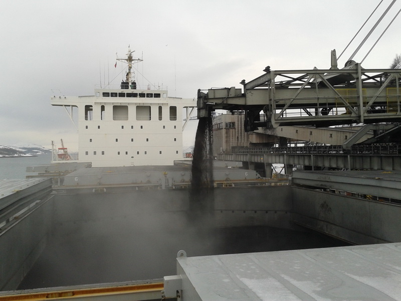 Iron Ore concentrate loading operation with continuous checks of moisture by ship and terminal