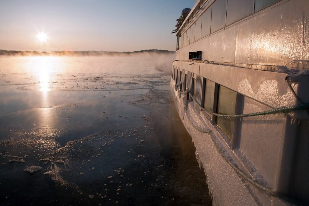 Bad weather is dangerous for boats, especially heavy icing at extremely low temperatures.