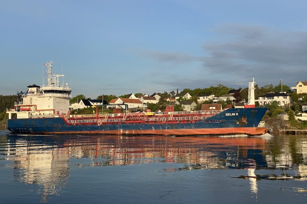 What Is Ship Squat And How To Calculate It? 1 Ship underway in shallow waters 1 edited