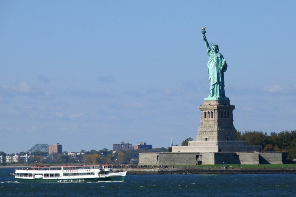 boating tour around Statue of Liberty 1024x683 1