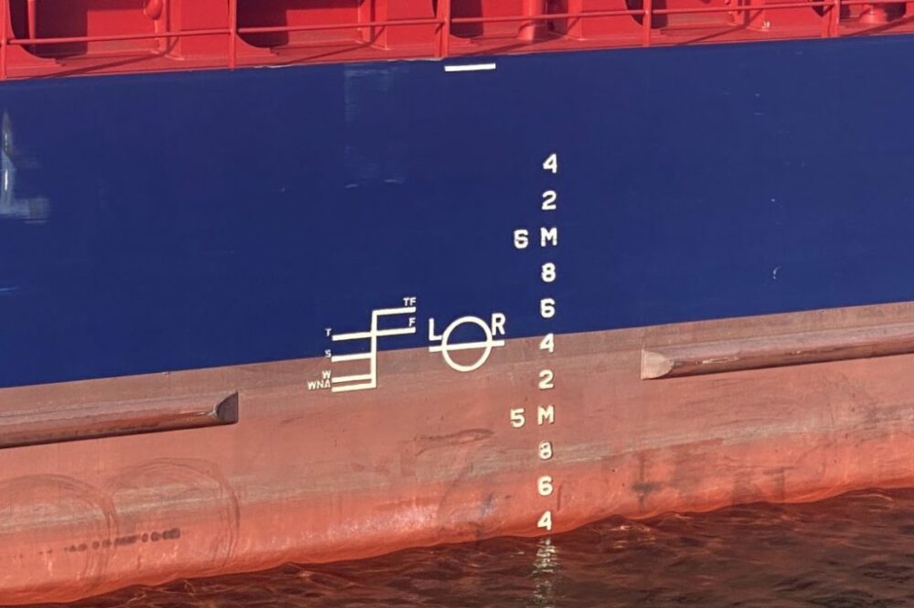 Ship's draft mark and Plimsoll disk