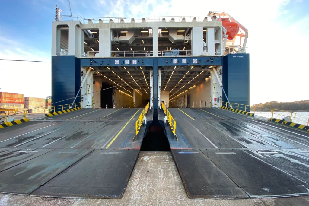 Ro-ro vessel loading and discharging ramp