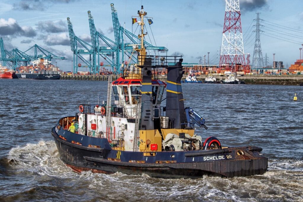 Knowledge Base 2 How Tugboats Can Pull So Much Weight? The tugboat working in the harbor