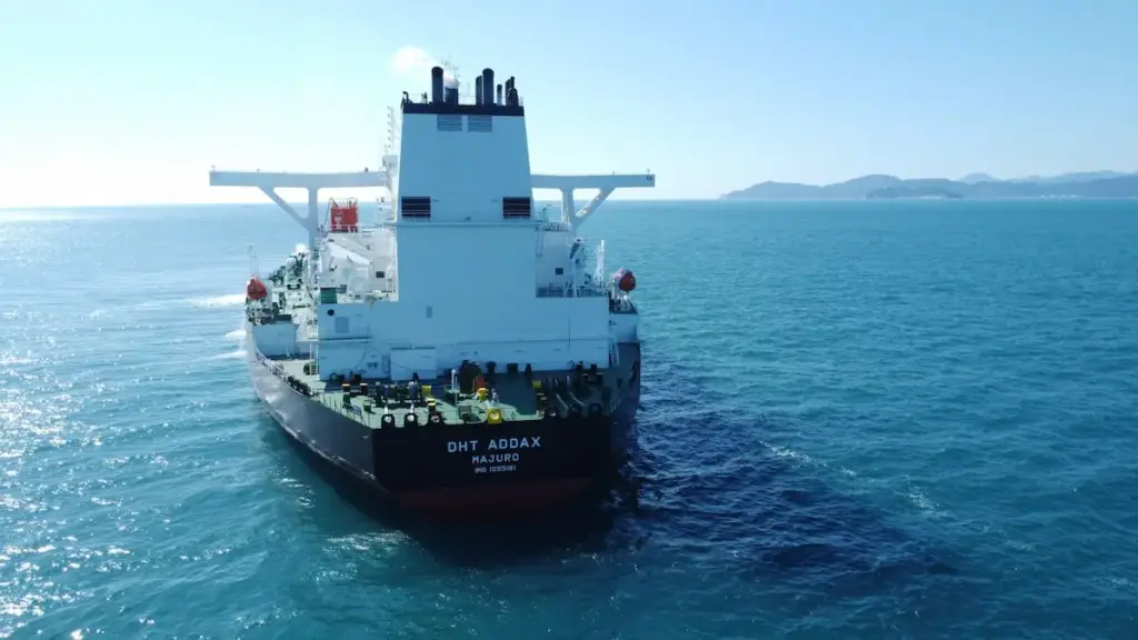 VLCC Meaning: Very Large Crude Carrier Specs, Owners, Rates 1 DHT Addax, a Very Large Crude Carrier (VLCC), underway at sea